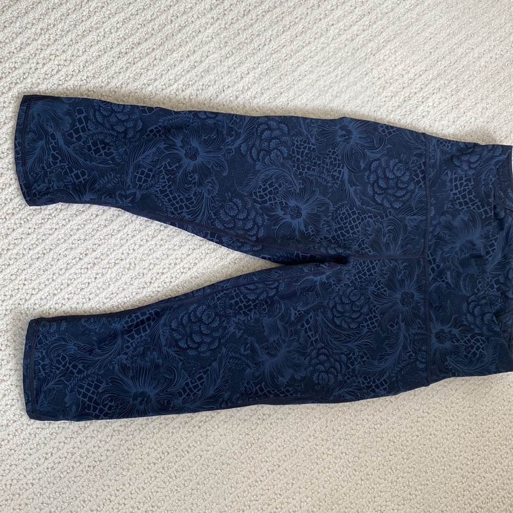 Lululemon cropped size 8 printed leggings